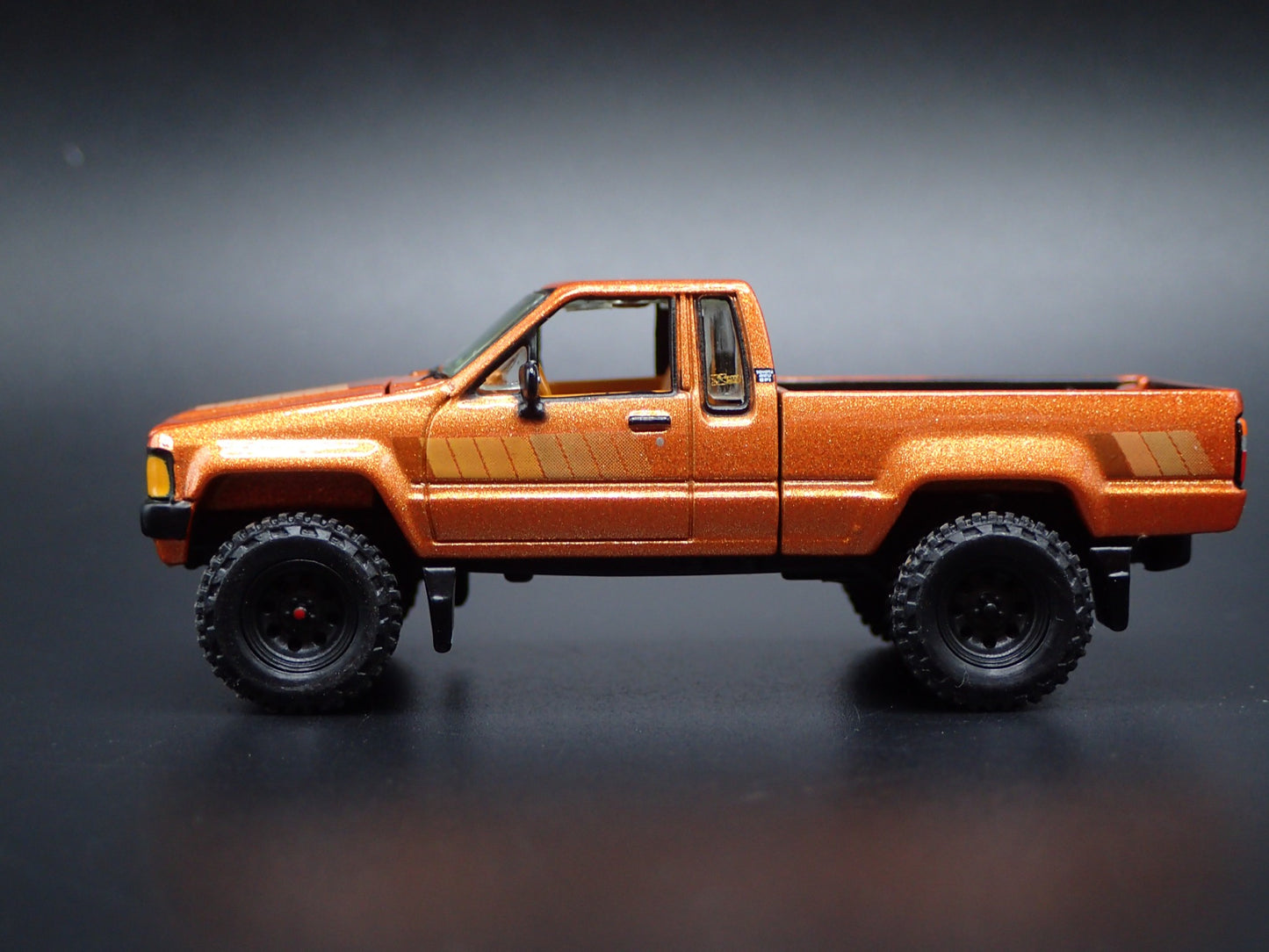 1985 85 TOYOTA SR5 PICKUP TRUCK GOLD 1/64 SCALE COLLECTIBLE DIECAST MODEL CAR