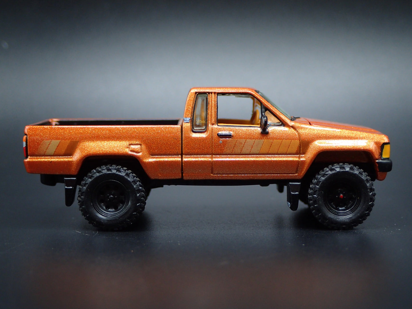 1985 85 TOYOTA SR5 PICKUP TRUCK GOLD 1/64 SCALE COLLECTIBLE DIECAST MODEL CAR