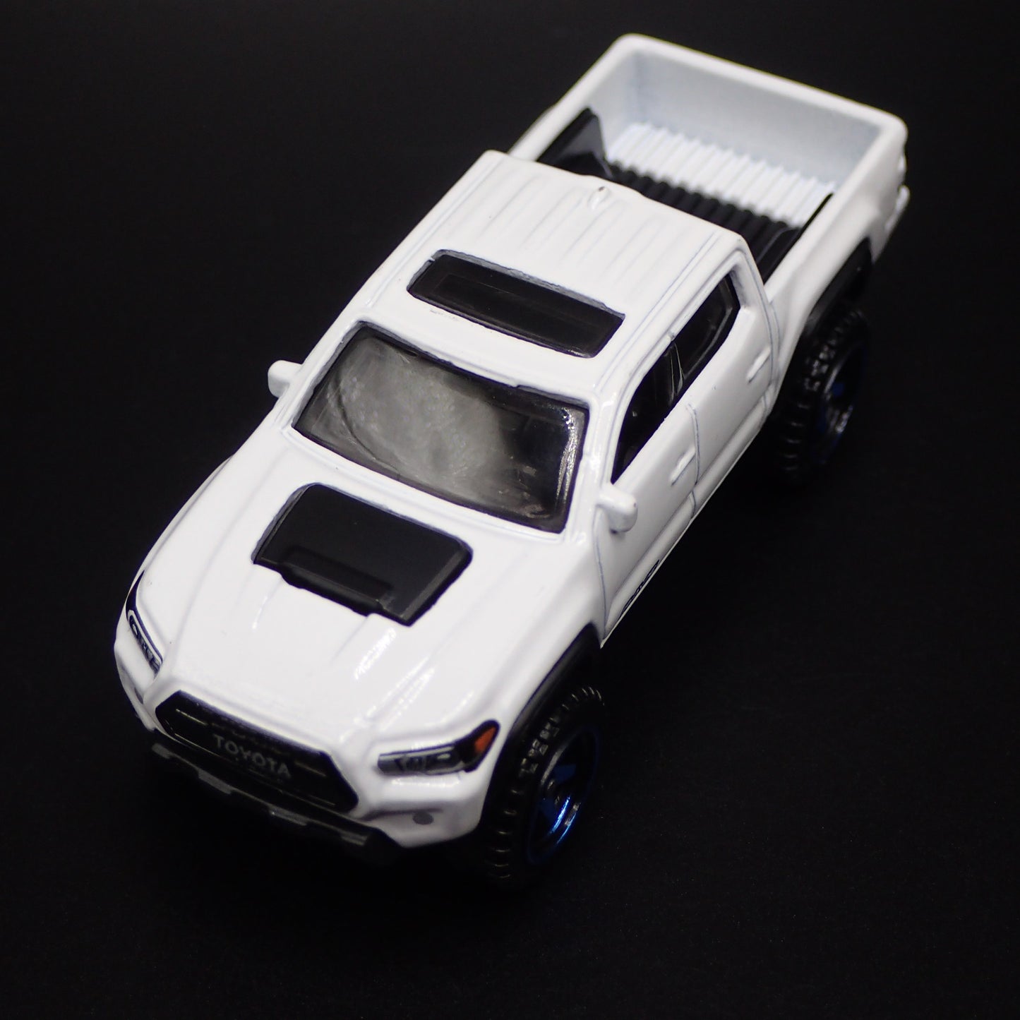 2016-2023 TOYOTA TACOMA PICKUP TRUCK WHITE 1:64 SCALE DIORAMA DIECAST MODEL CAR