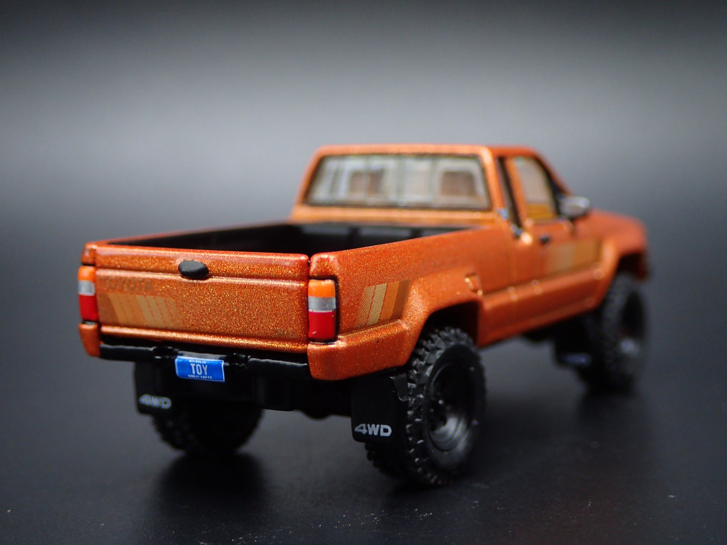 1985 85 TOYOTA SR5 PICKUP TRUCK GOLD 1/64 SCALE COLLECTIBLE DIECAST MODEL CAR