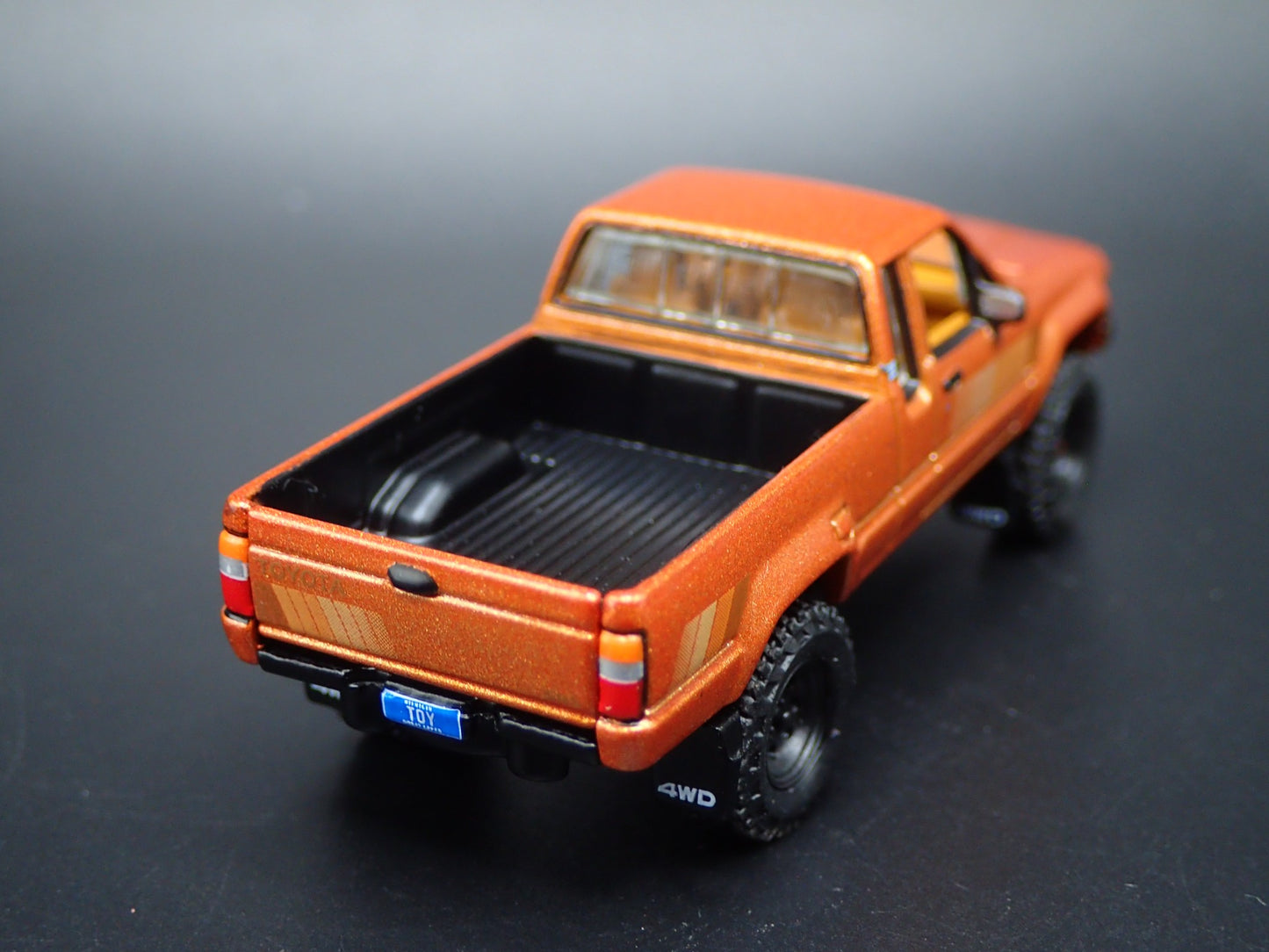 1985 85 TOYOTA SR5 PICKUP TRUCK GOLD 1/64 SCALE COLLECTIBLE DIECAST MODEL CAR