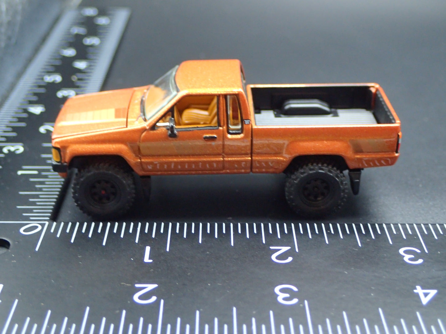 1985 85 TOYOTA SR5 PICKUP TRUCK GOLD 1/64 SCALE COLLECTIBLE DIECAST MODEL CAR