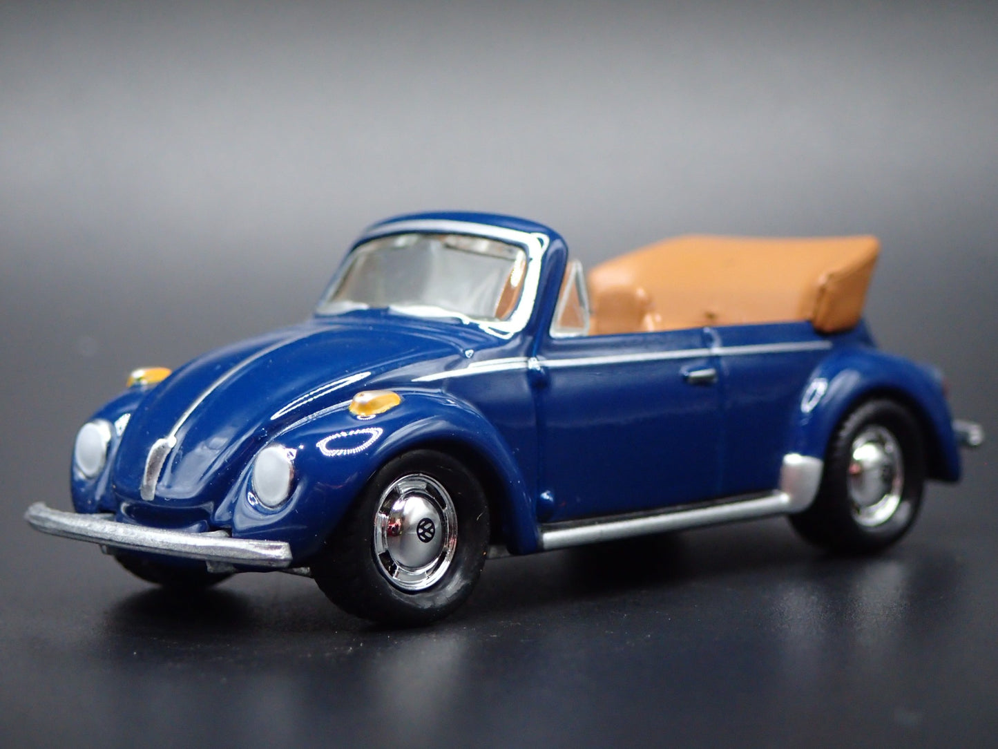 1975 75 VW VOLKSWAGEN SUPER BEETLE BUG CONVERTIBLE 1/64 SCALE DIECAST MODEL CAR