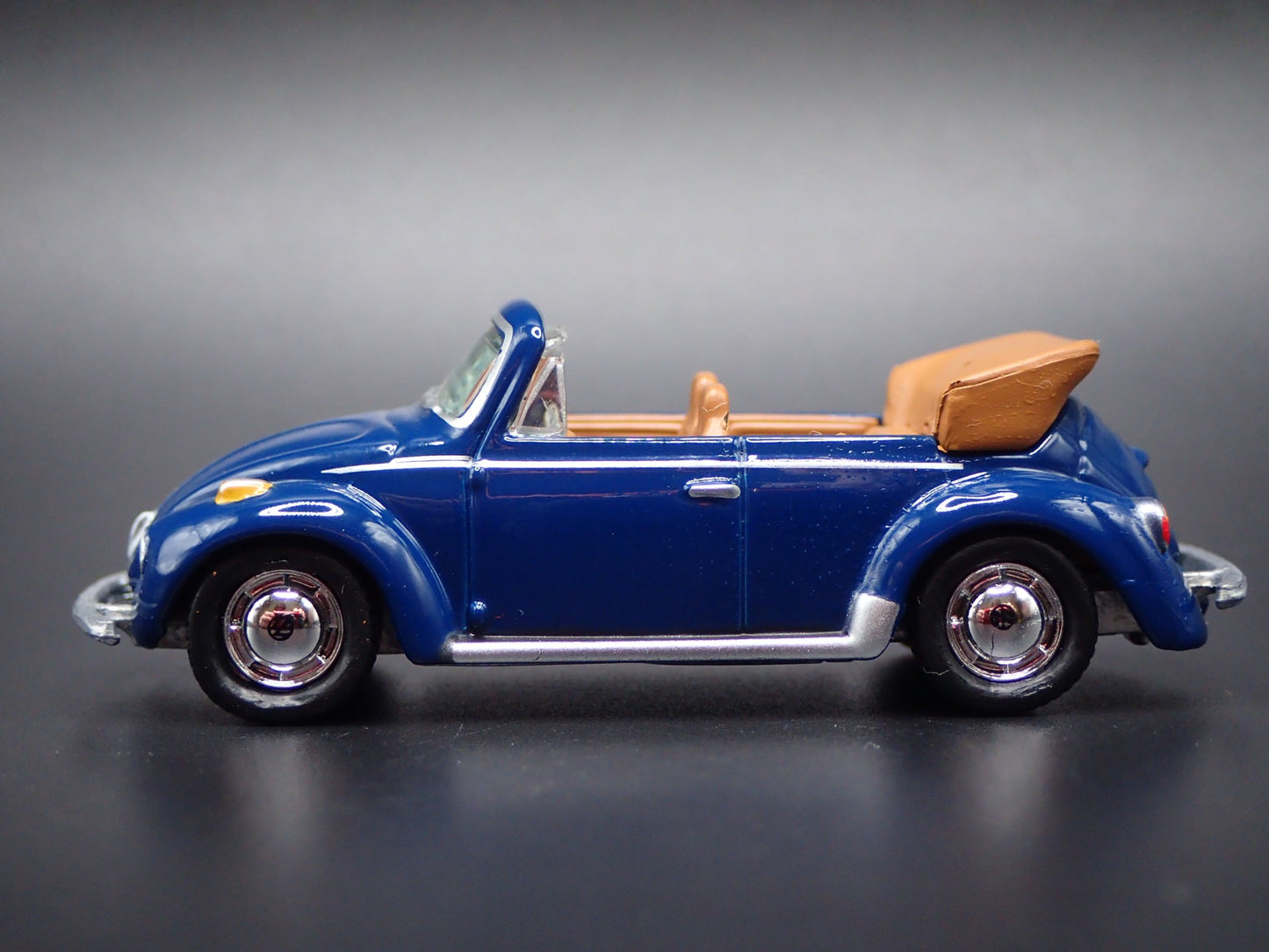 1975 75 VW VOLKSWAGEN SUPER BEETLE BUG CONVERTIBLE 1/64 SCALE DIECAST MODEL CAR