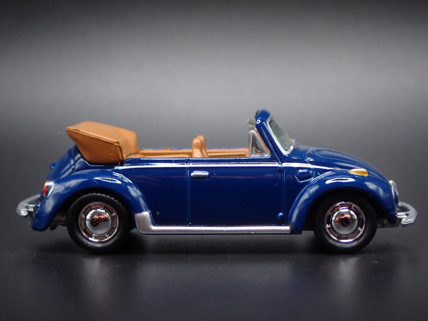 1975 75 VW VOLKSWAGEN SUPER BEETLE BUG CONVERTIBLE 1/64 SCALE DIECAST MODEL CAR