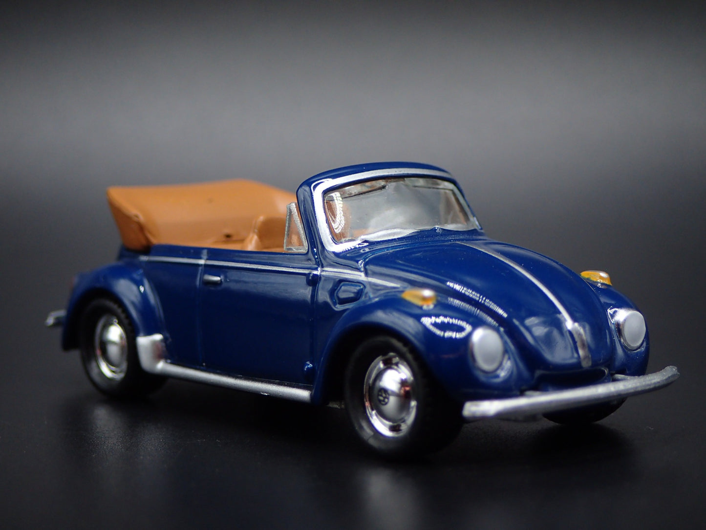 1975 75 VW VOLKSWAGEN SUPER BEETLE BUG CONVERTIBLE 1/64 SCALE DIECAST MODEL CAR