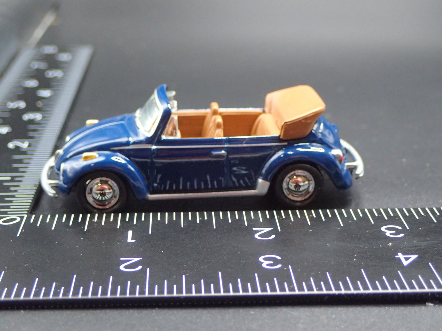1975 75 VW VOLKSWAGEN SUPER BEETLE BUG CONVERTIBLE 1/64 SCALE DIECAST MODEL CAR