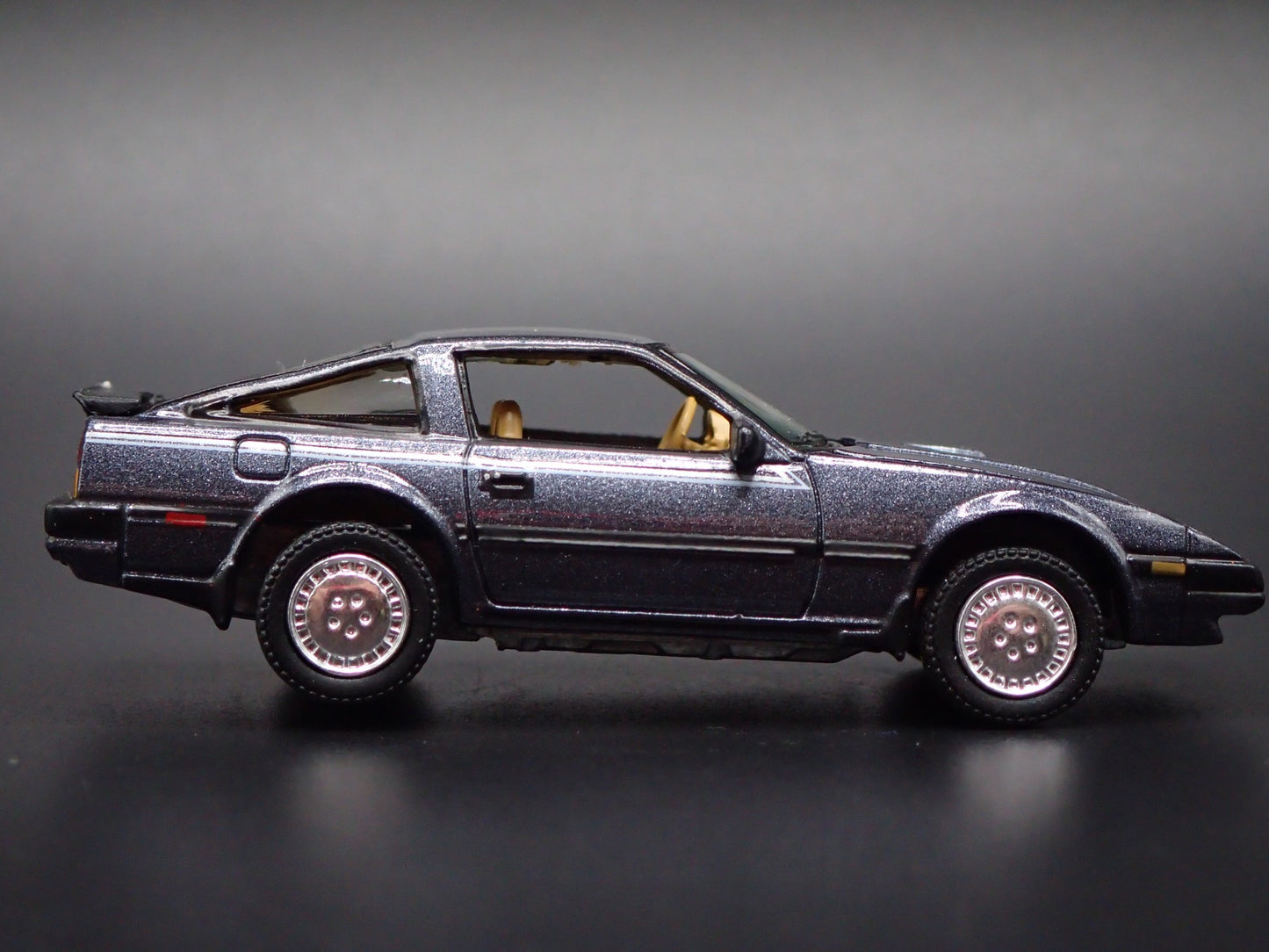 1983-1989 NISSAN 300ZX TURBO 1:64 SCALE COLLECTIBLE DIORAMA DIECAST MODEL CAR