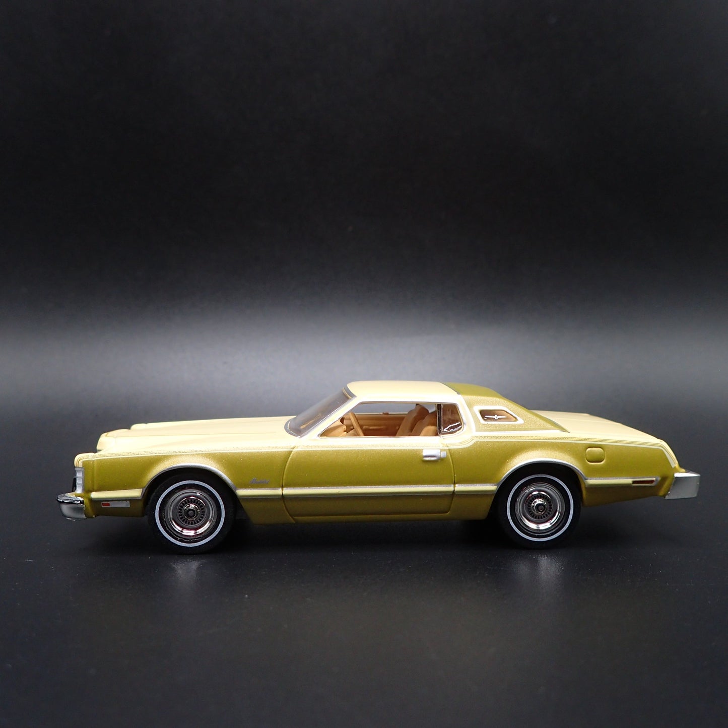 1976 76 FORD THUNDERBIRD RARE 1:64 SCALE COLLECTIBLE DIORAMA DIECAST MODEL CAR