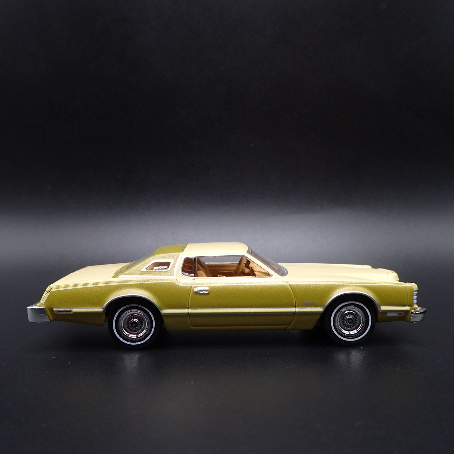 1976 76 FORD THUNDERBIRD RARE 1:64 SCALE COLLECTIBLE DIORAMA DIECAST MODEL CAR