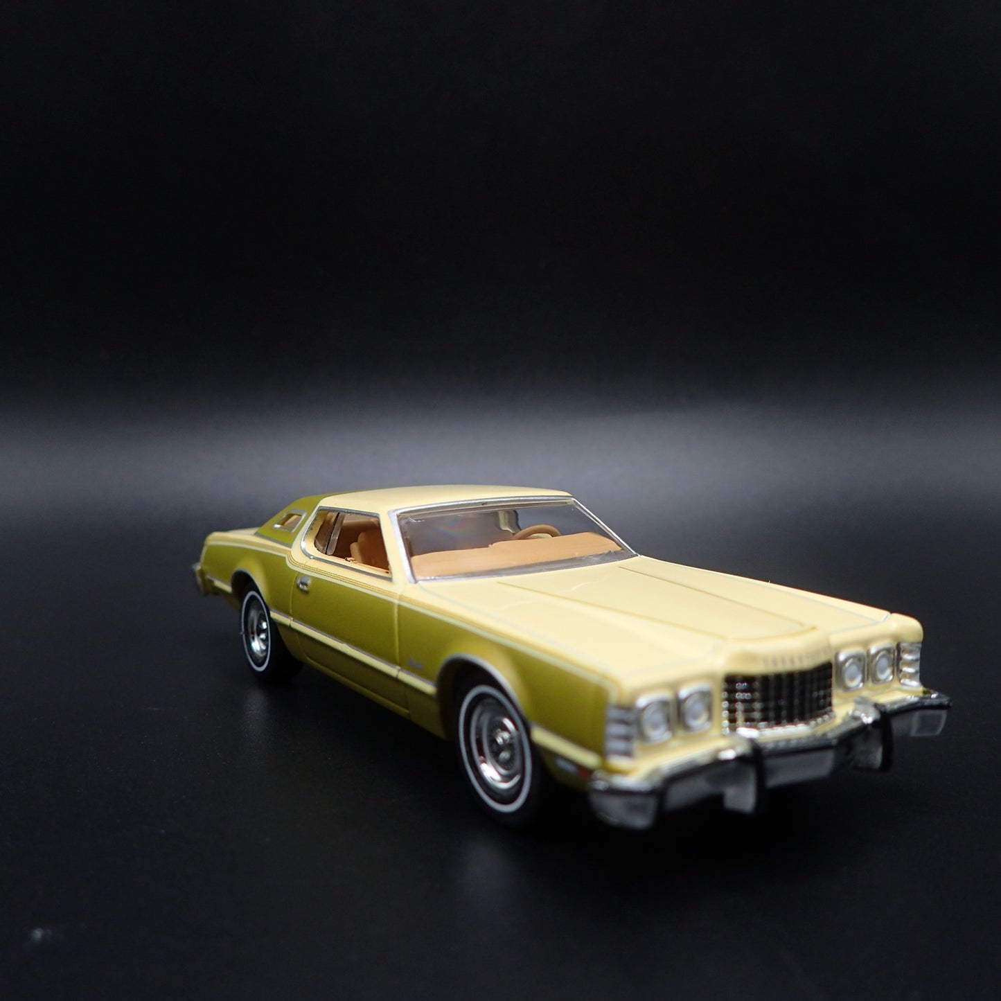 1976 76 FORD THUNDERBIRD RARE 1:64 SCALE COLLECTIBLE DIORAMA DIECAST MODEL CAR