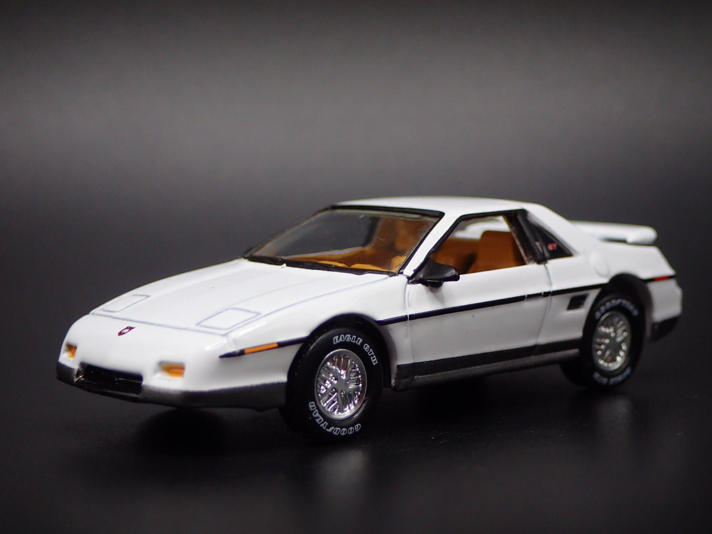 1985 85 PONTIAC FIERO GT WHITE 1/64 SCALE COLLECTIBLE DIORAMA DIECAST MODEL CAR