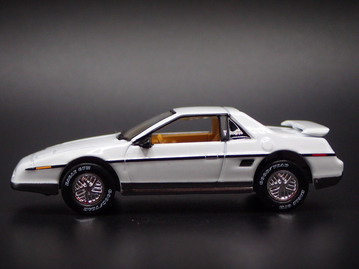 1985 85 PONTIAC FIERO GT WHITE 1/64 SCALE COLLECTIBLE DIORAMA DIECAST MODEL CAR