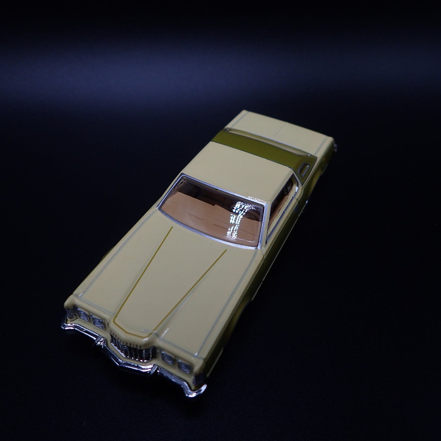 1976 76 FORD THUNDERBIRD RARE 1:64 SCALE COLLECTIBLE DIORAMA DIECAST MODEL CAR