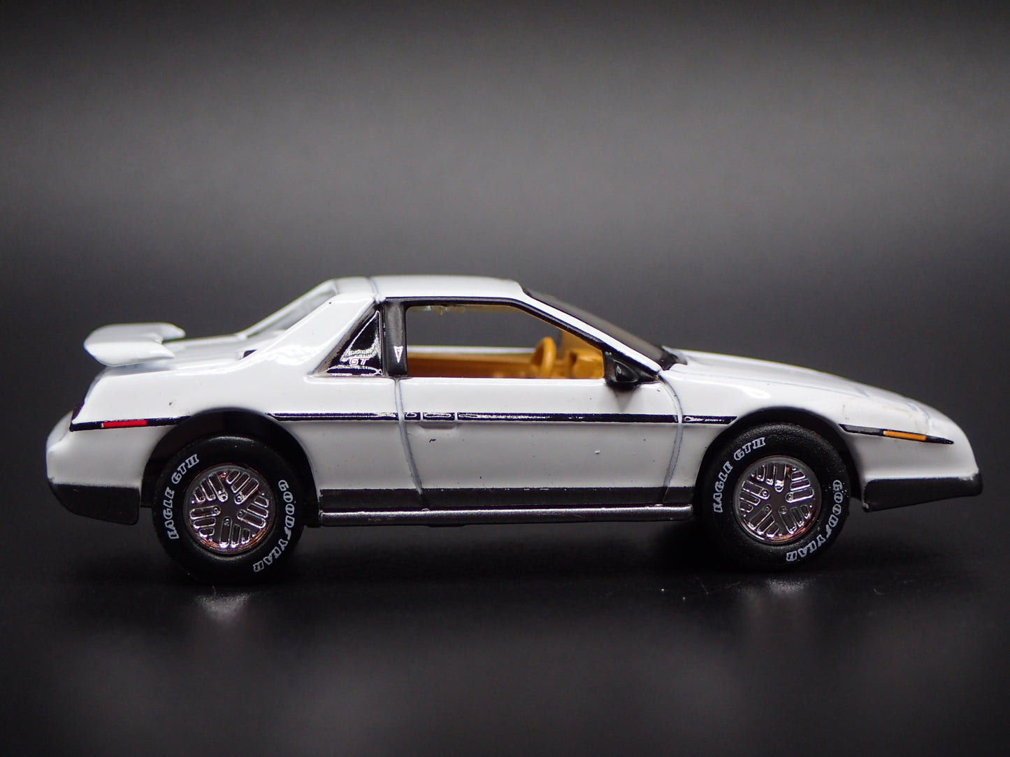 1985 85 PONTIAC FIERO GT WHITE 1/64 SCALE COLLECTIBLE DIORAMA DIECAST MODEL CAR