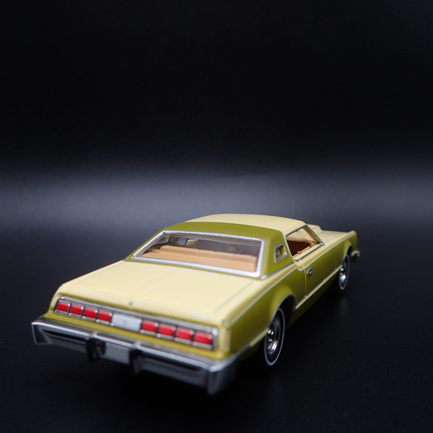 1976 76 FORD THUNDERBIRD RARE 1:64 SCALE COLLECTIBLE DIORAMA DIECAST MODEL CAR