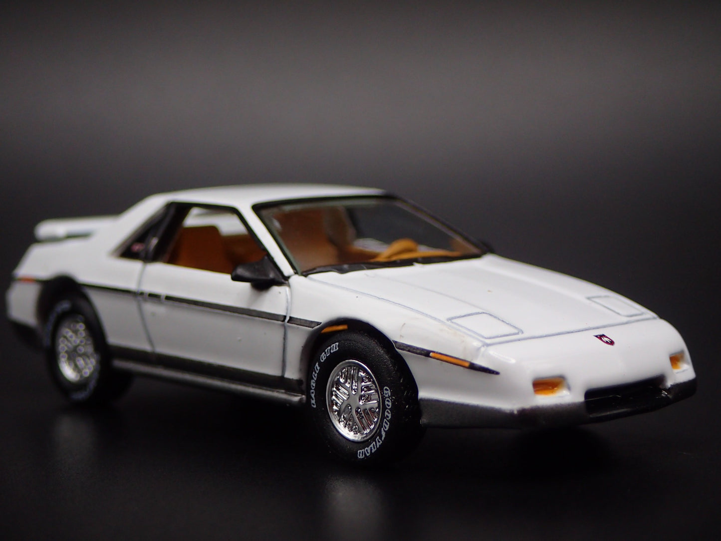 1985 85 PONTIAC FIERO GT WHITE 1/64 SCALE COLLECTIBLE DIORAMA DIECAST MODEL CAR