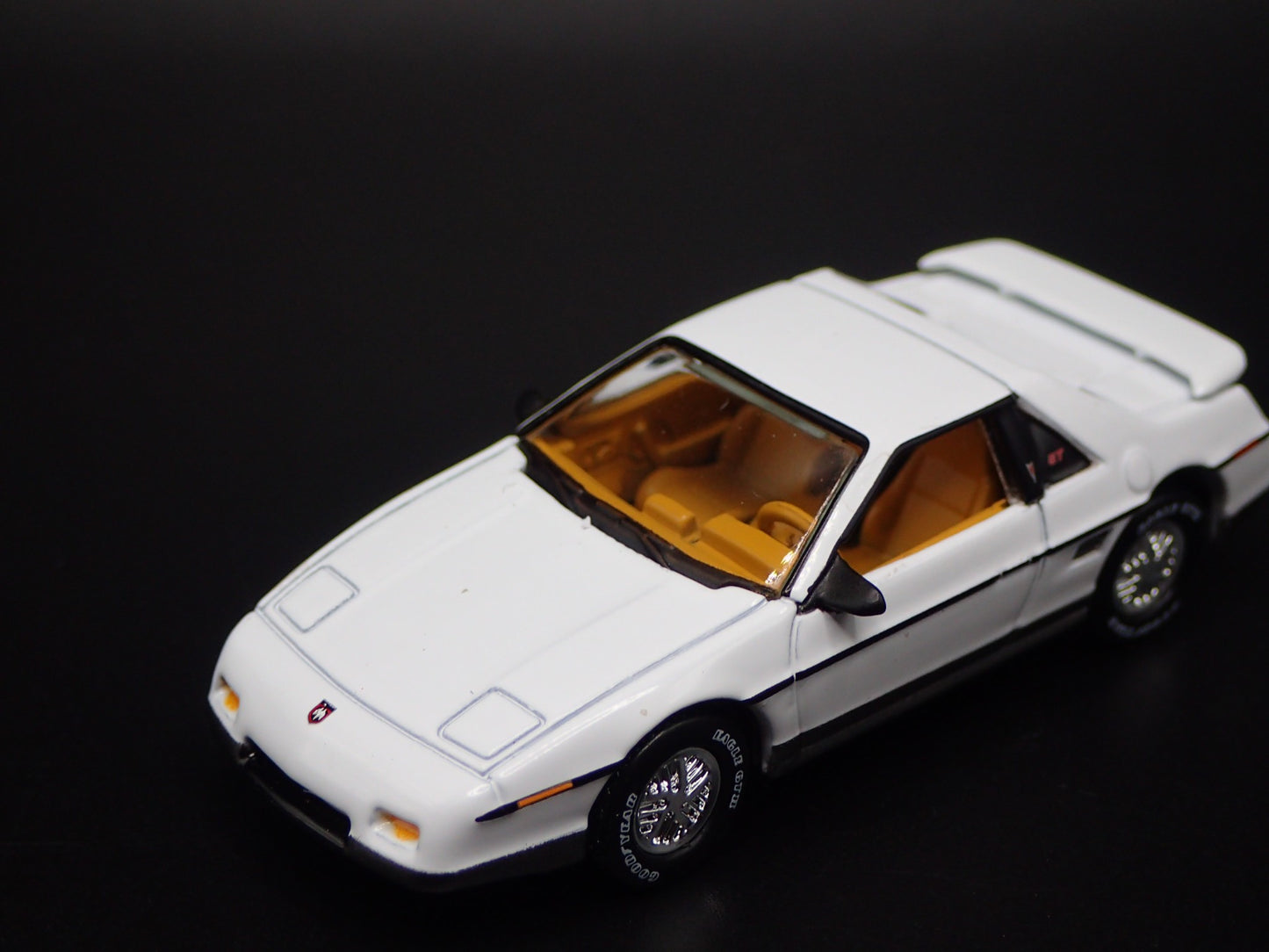 1985 85 PONTIAC FIERO GT WHITE 1/64 SCALE COLLECTIBLE DIORAMA DIECAST MODEL CAR
