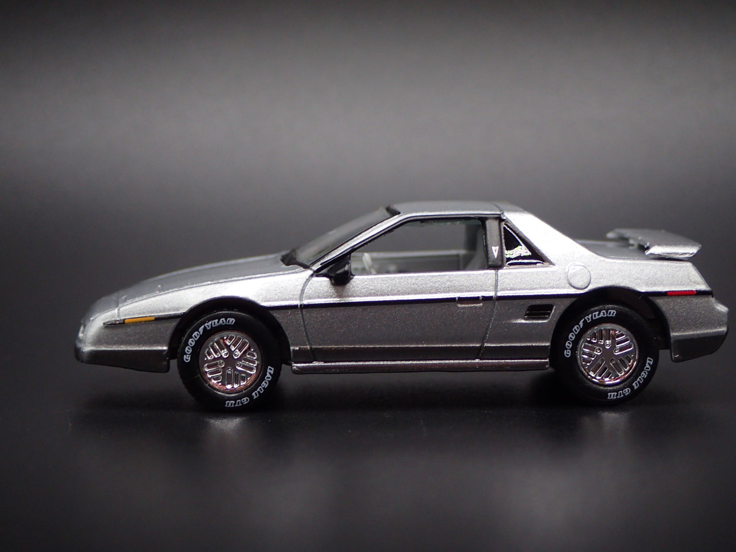 1985 85 PONTIAC FIERO GT GRAY 1/64 SCALE COLLECTIBLE DIORAMA DIECAST MODEL CAR