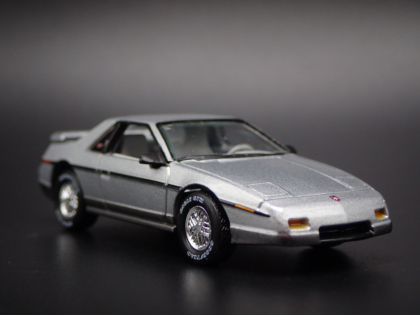 1985 85 PONTIAC FIERO GT GRAY 1/64 SCALE COLLECTIBLE DIORAMA DIECAST MODEL CAR