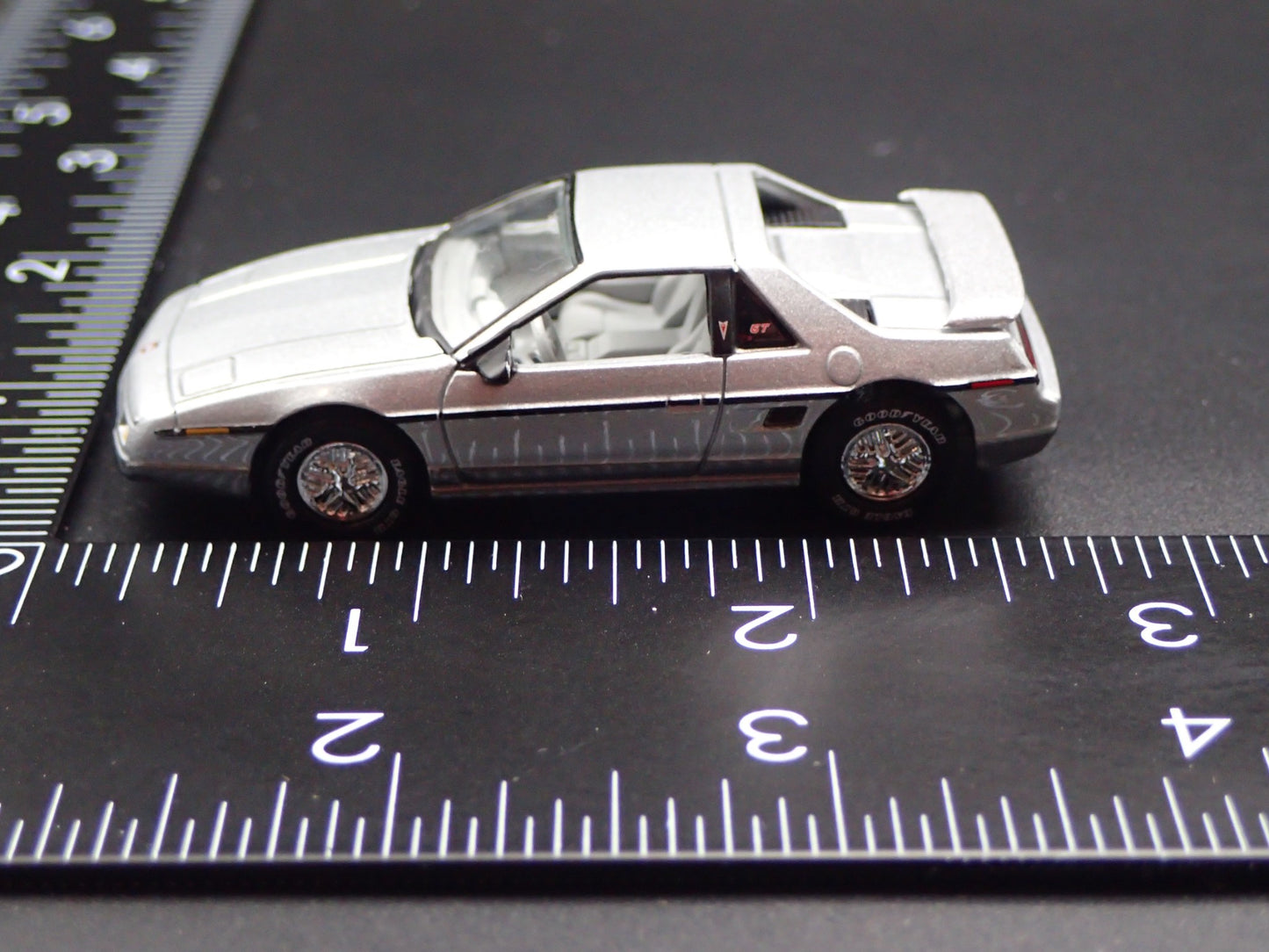 1985 85 PONTIAC FIERO GT GRAY 1/64 SCALE COLLECTIBLE DIORAMA DIECAST MODEL CAR