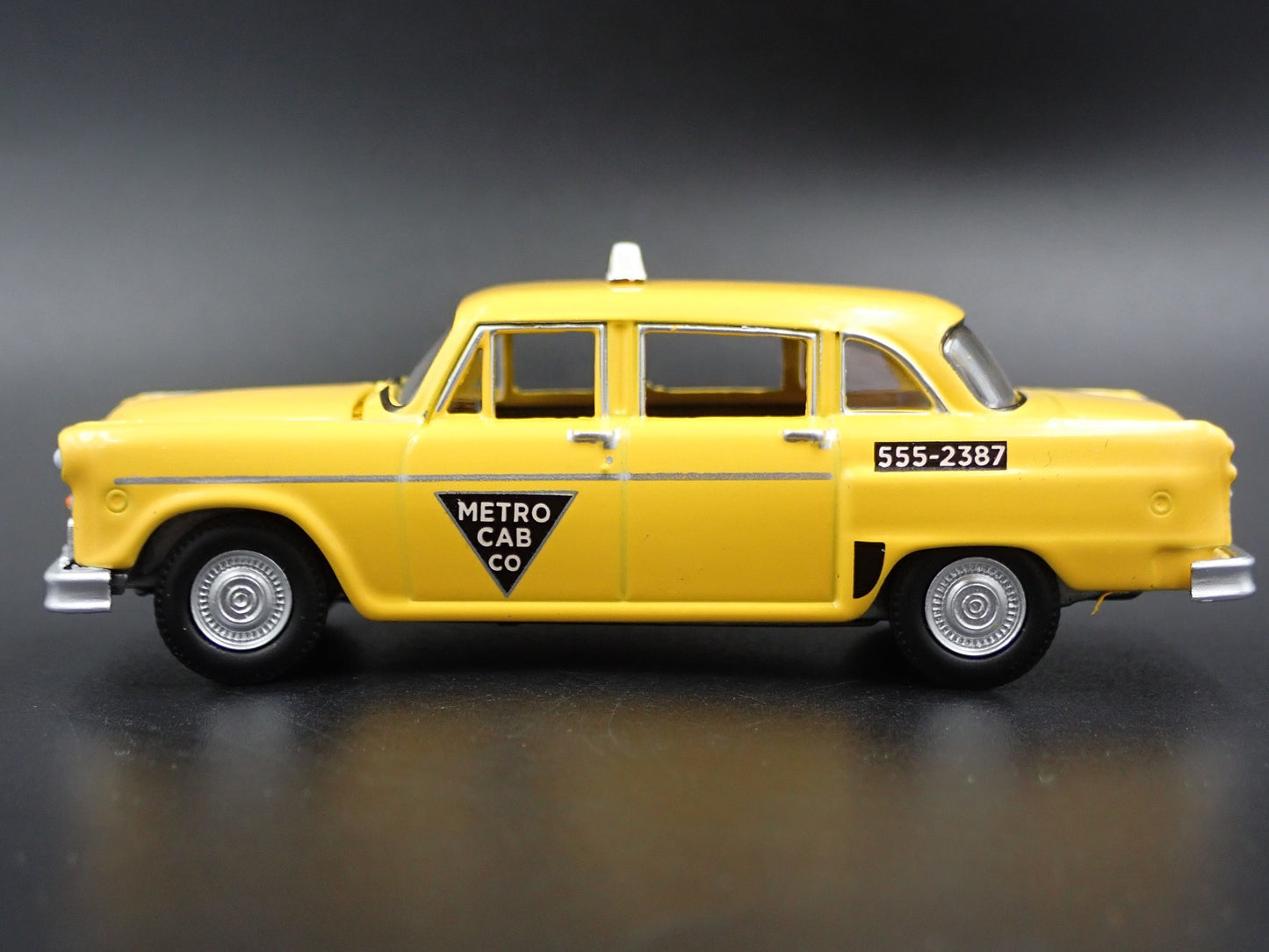 1968 68 CHECKER MOTORS MARATHON A11 TAXI METRO CAB 1:64 SCALE DIECAST MODEL CAR