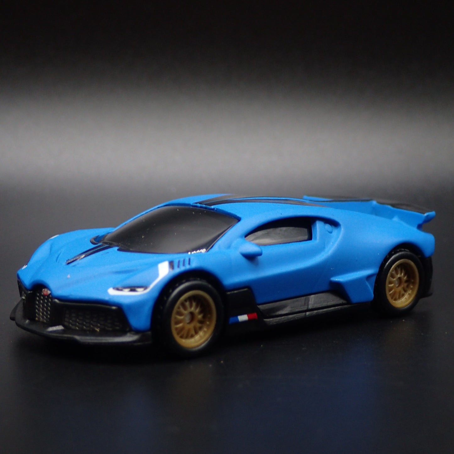 2019-2021 BUGATTI DIVO SUPER CAR BLUE 1:64 SCALE DIORAMA DIECAST MODEL CAR