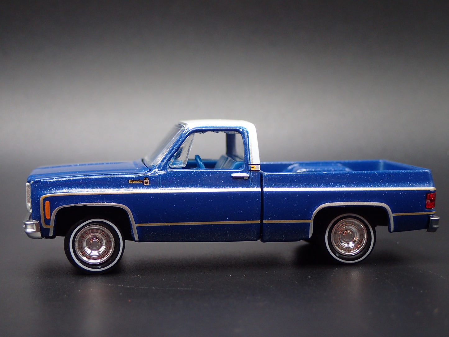 1977 77 CHEVY CHEVROLET CHEYENNE 10 SQUAREBODY TRUCK 1/64 DIECAST MODEL CAR