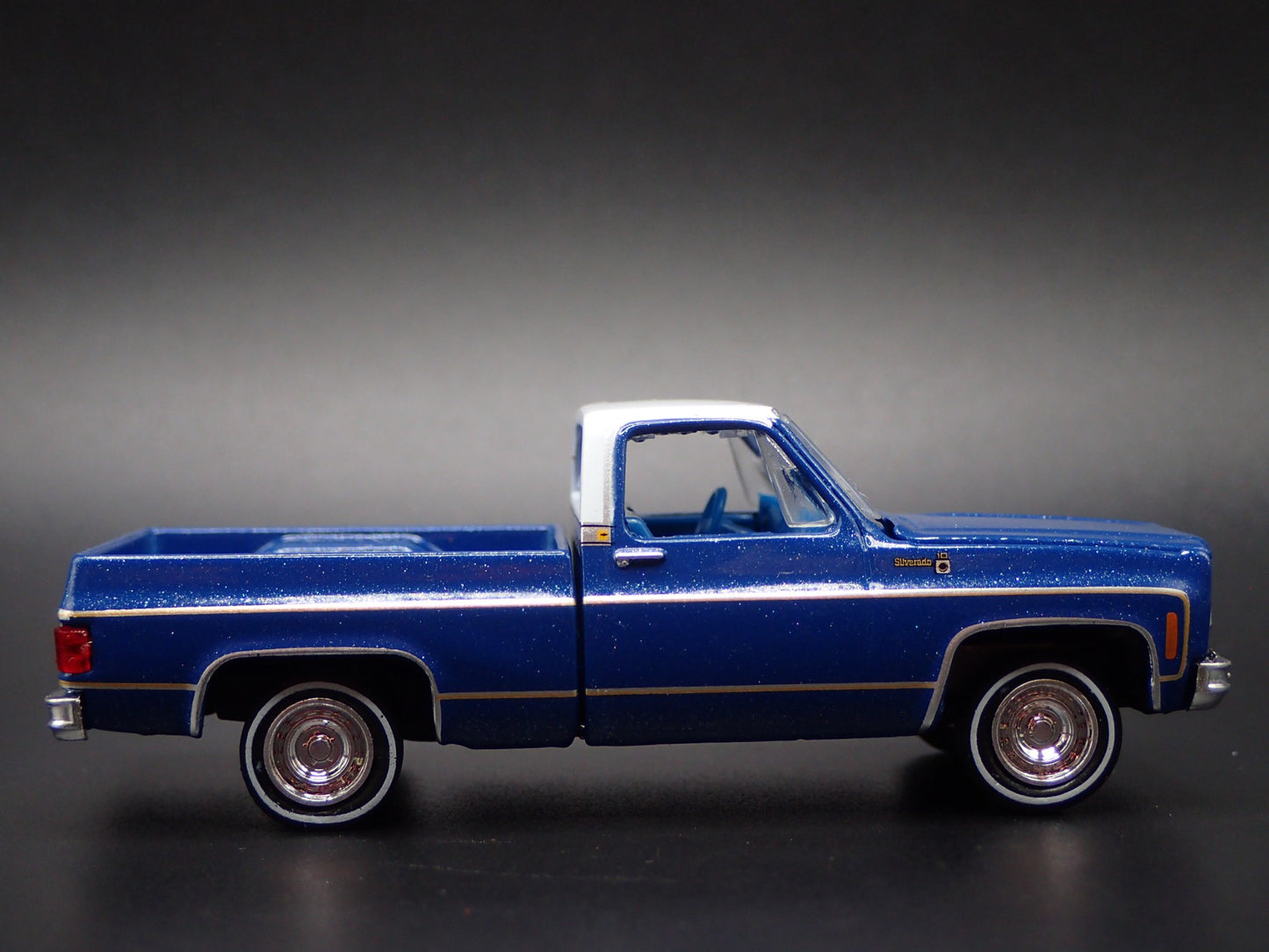 1977 77 CHEVY CHEVROLET CHEYENNE 10 SQUAREBODY TRUCK 1/64 DIECAST MODEL CAR