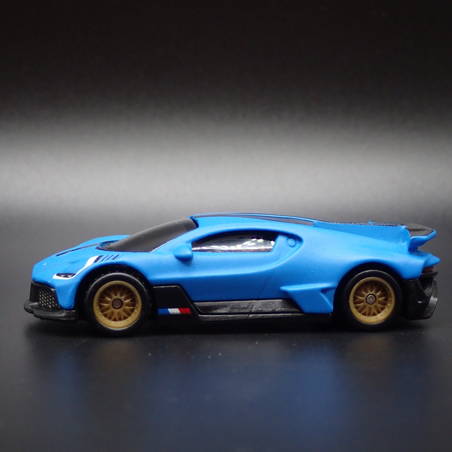 2019-2021 BUGATTI DIVO SUPER CAR BLUE 1:64 SCALE DIORAMA DIECAST MODEL CAR