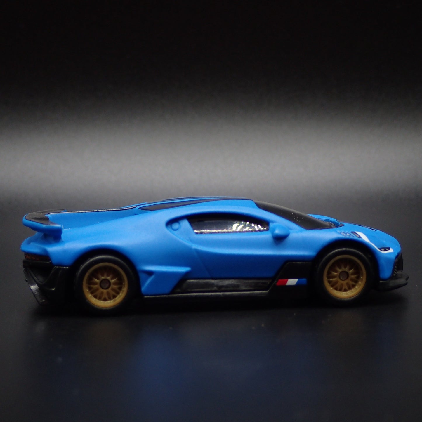 2019-2021 BUGATTI DIVO SUPER CAR BLUE 1:64 SCALE DIORAMA DIECAST MODEL CAR