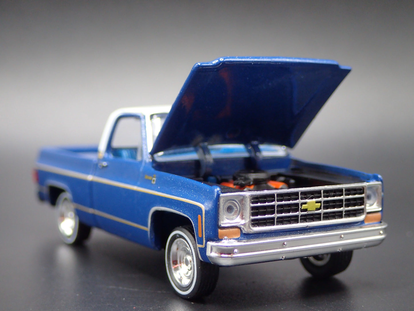 1977 77 CHEVY CHEVROLET CHEYENNE 10 SQUAREBODY TRUCK 1/64 DIECAST MODEL CAR