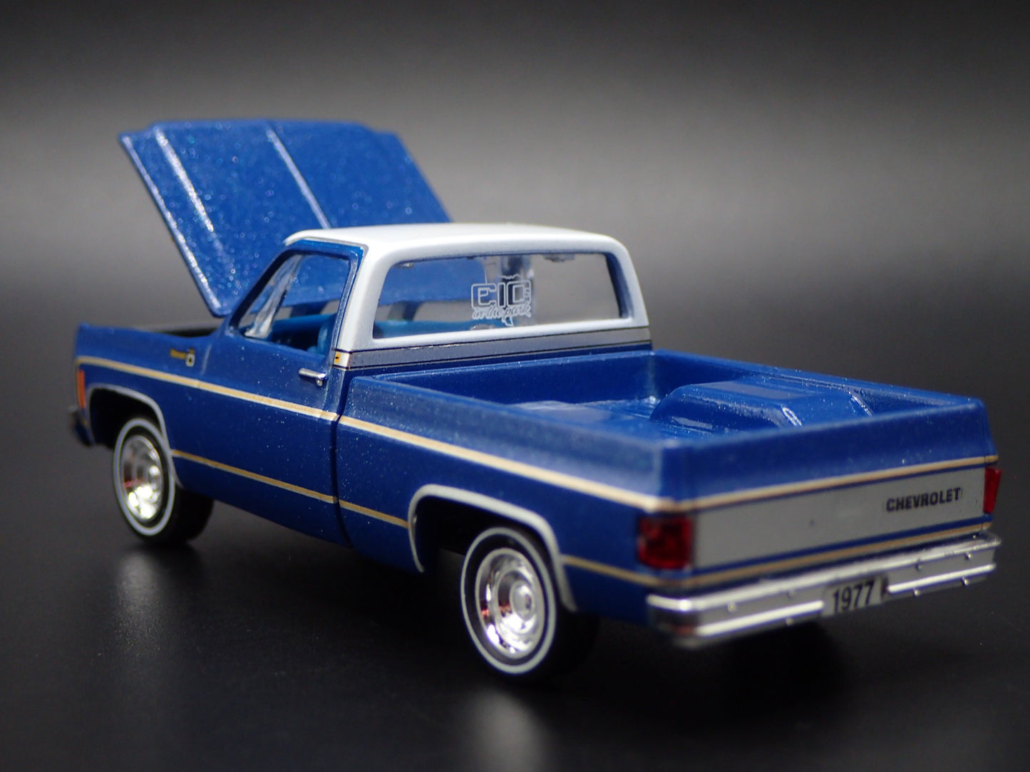1977 77 CHEVY CHEVROLET CHEYENNE 10 SQUAREBODY TRUCK 1/64 DIECAST MODEL CAR