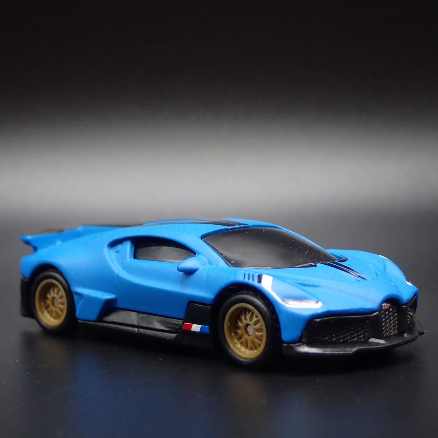 2019-2021 BUGATTI DIVO SUPER CAR BLUE 1:64 SCALE DIORAMA DIECAST MODEL CAR