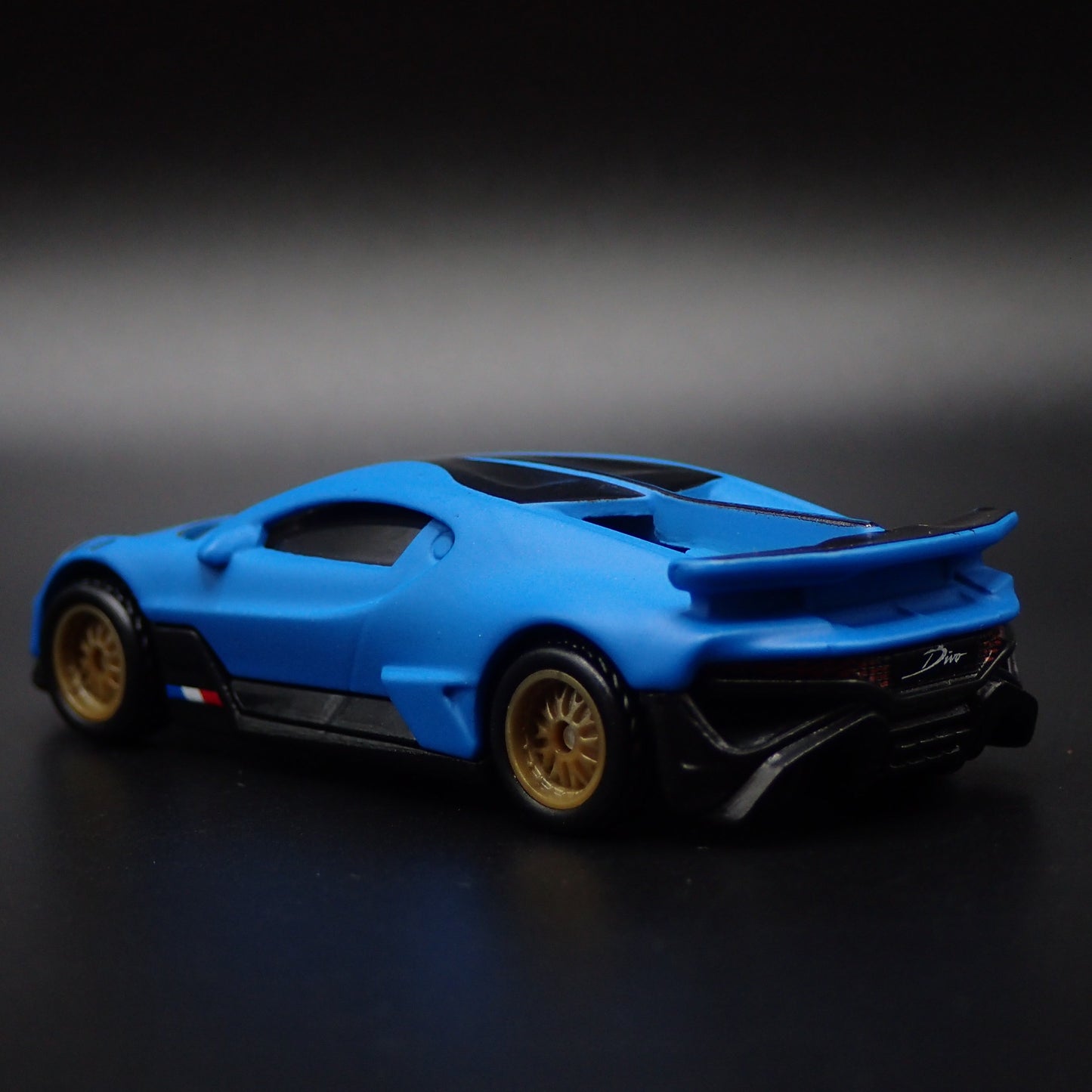 2019-2021 BUGATTI DIVO SUPER CAR BLUE 1:64 SCALE DIORAMA DIECAST MODEL CAR