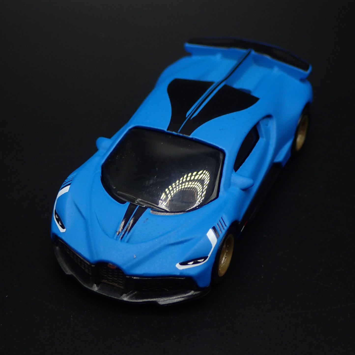 2019-2021 BUGATTI DIVO SUPER CAR BLUE 1:64 SCALE DIORAMA DIECAST MODEL CAR