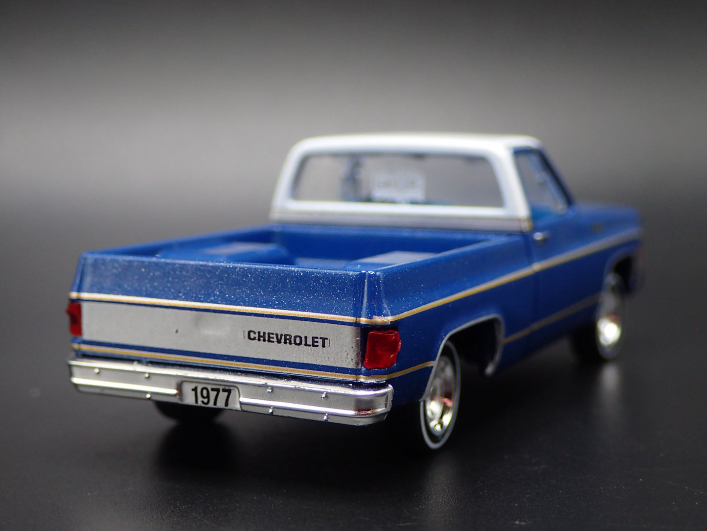 1977 77 CHEVY CHEVROLET CHEYENNE 10 SQUAREBODY TRUCK 1/64 DIECAST MODEL CAR