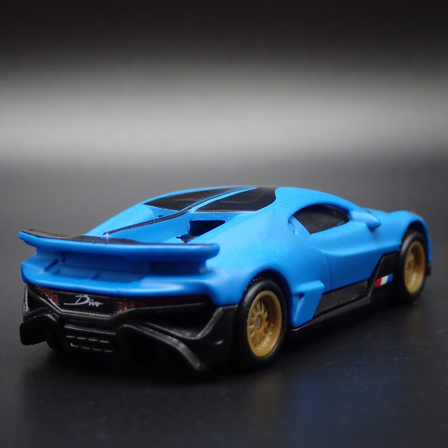 2019-2021 BUGATTI DIVO SUPER CAR BLUE 1:64 SCALE DIORAMA DIECAST MODEL CAR