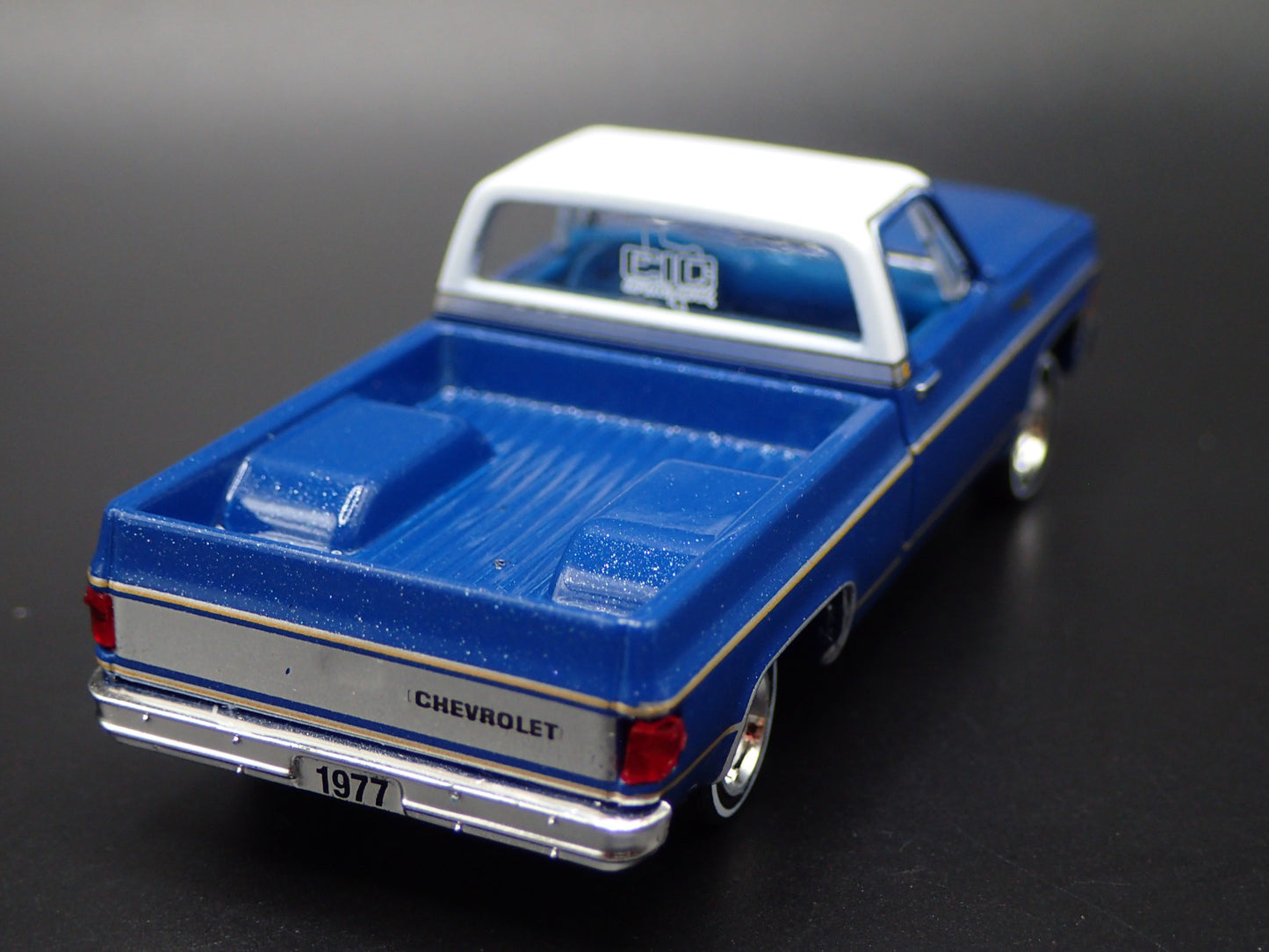1977 77 CHEVY CHEVROLET CHEYENNE 10 SQUAREBODY TRUCK 1/64 DIECAST MODEL CAR