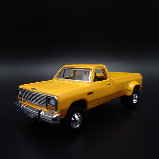 1982 82 DODGE RAM D350 DUALLY PICKUP TRUCK 1/64 SCALE DIORAMA DIECAST MODEL CAR