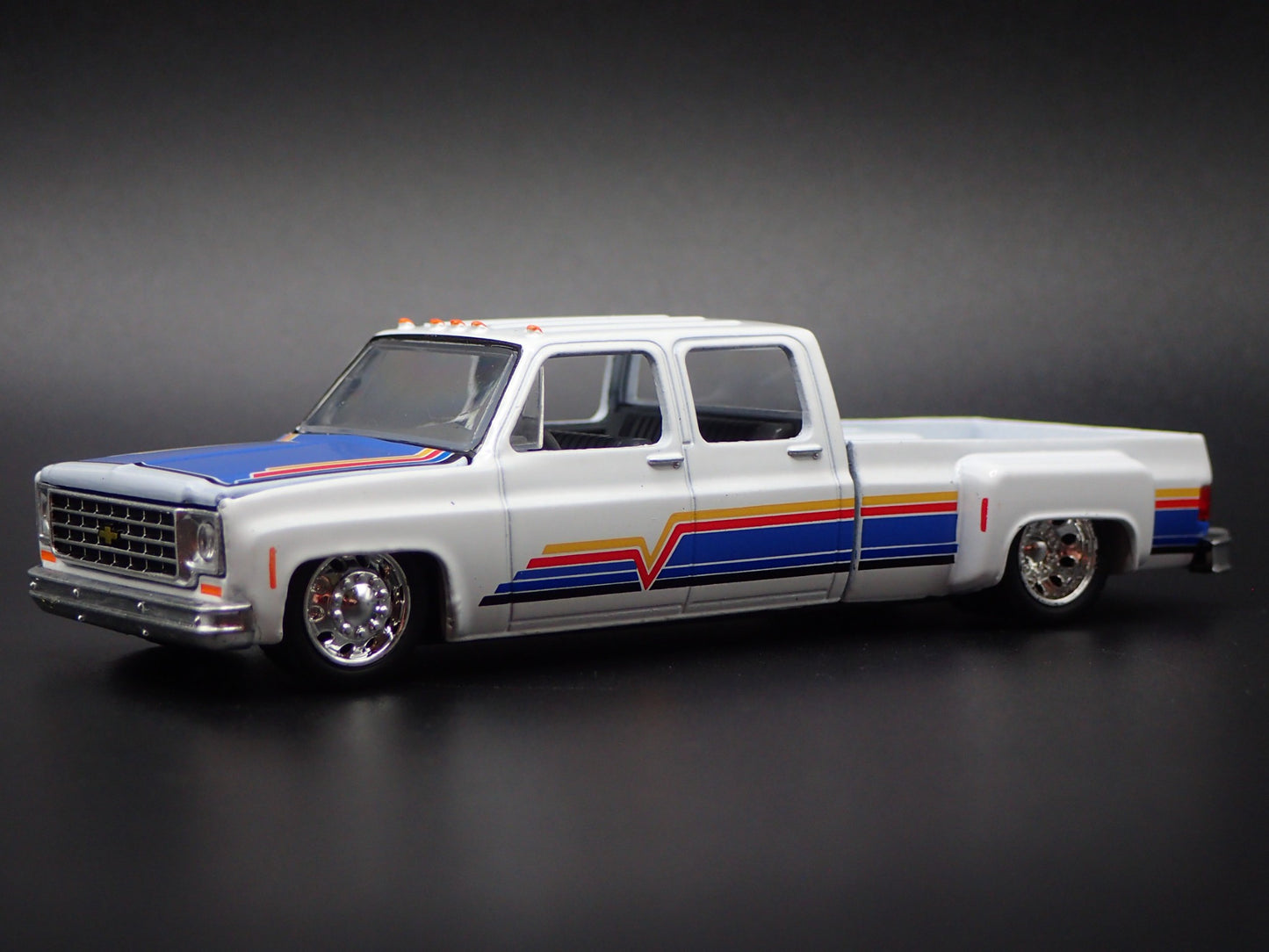 1975 75 CHEVY CHEYENNE SUPER 30 DUALLY SQUARE BODY TRUCK 1/64 DIECAST MODEL CAR