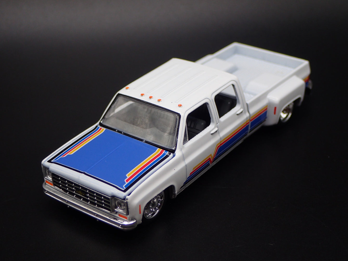 1975 75 CHEVY CHEYENNE SUPER 30 DUALLY SQUARE BODY TRUCK 1/64 DIECAST MODEL CAR