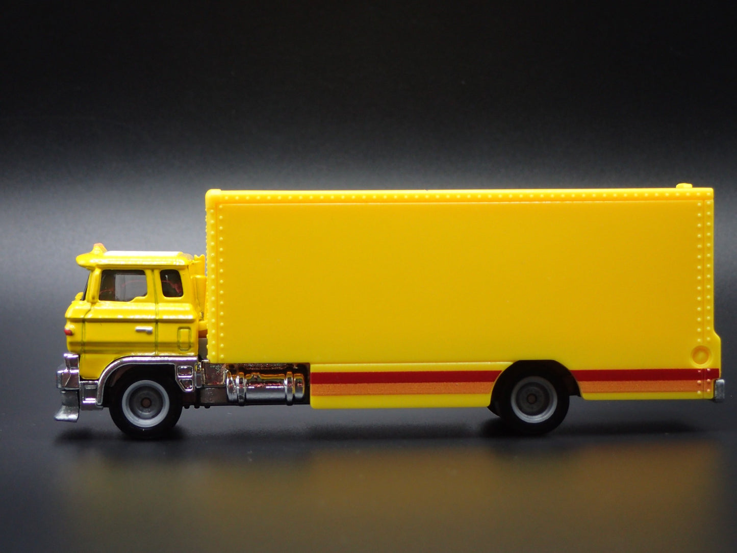 VINTAGE CAB ENCLOSED CAR TRANSPORTER HAULER YELLOW 1:64 SCALE DIECAST MODEL CAR