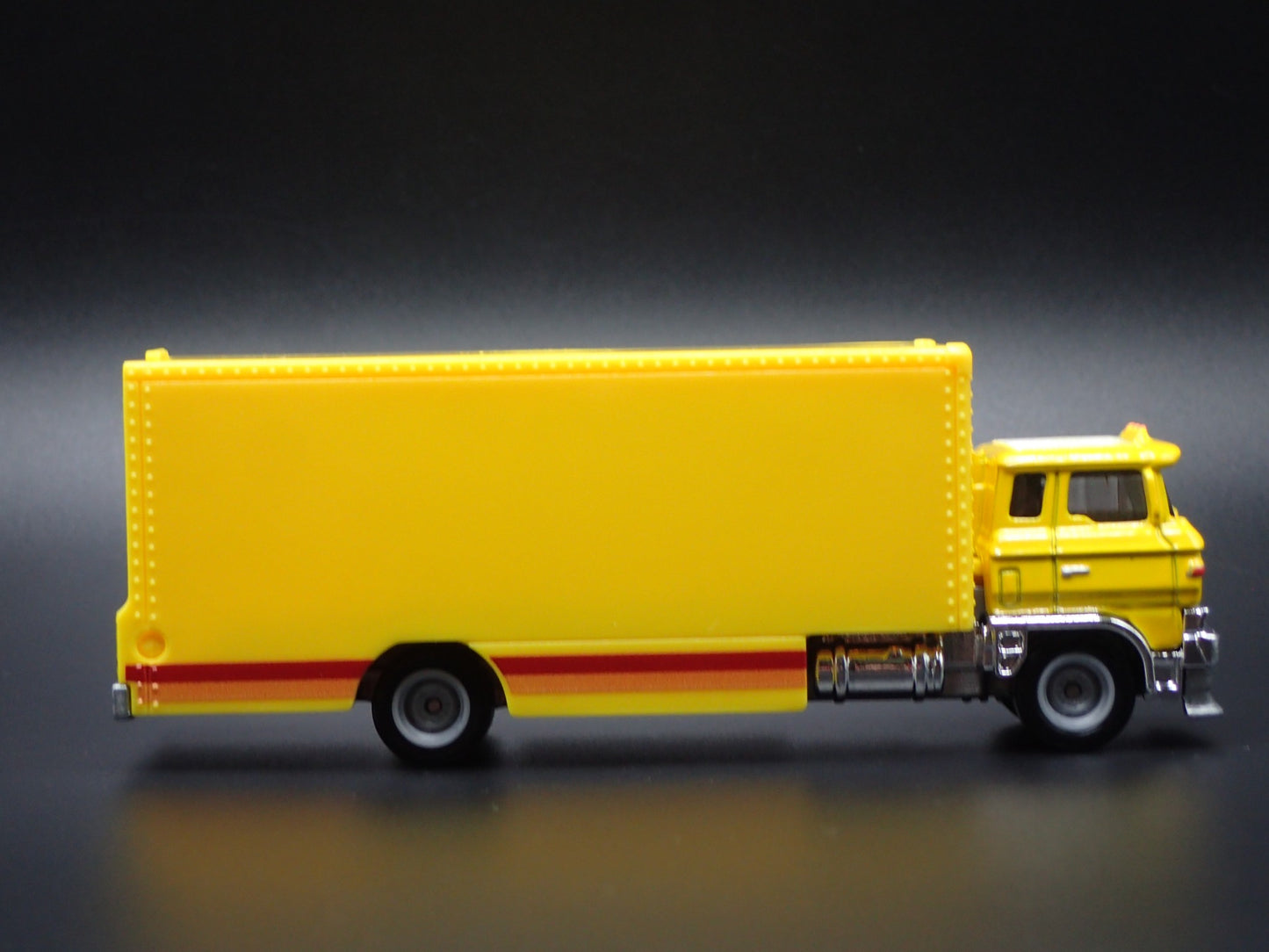 VINTAGE CAB ENCLOSED CAR TRANSPORTER HAULER YELLOW 1:64 SCALE DIECAST MODEL CAR