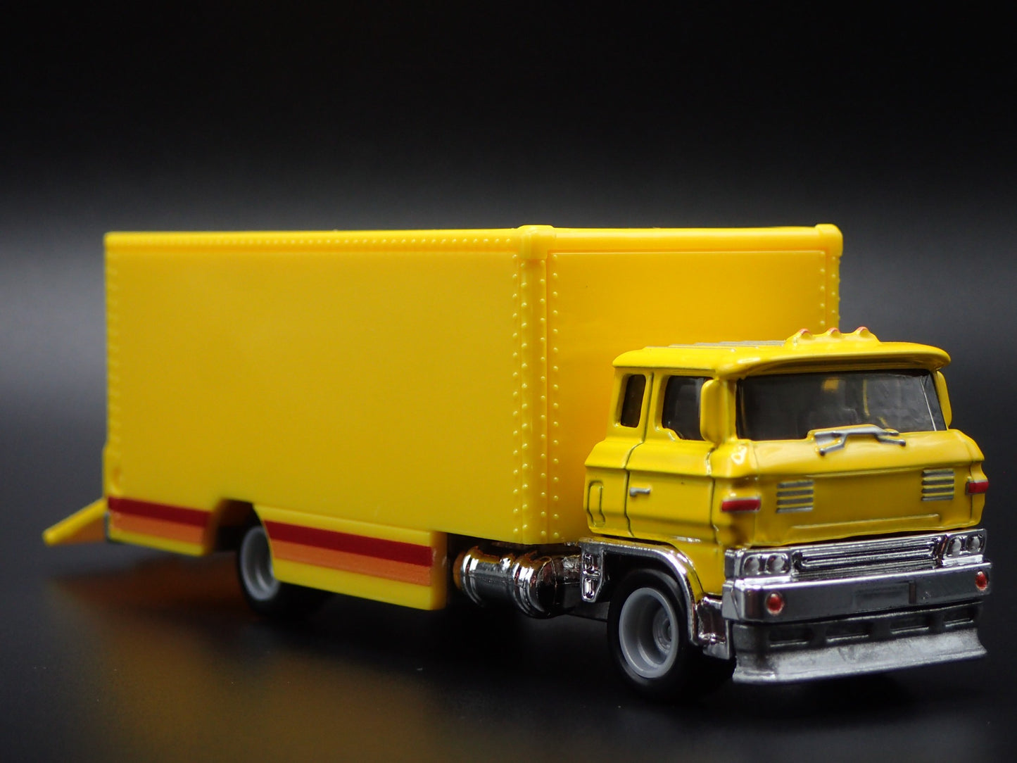 VINTAGE CAB ENCLOSED CAR TRANSPORTER HAULER YELLOW 1:64 SCALE DIECAST MODEL CAR