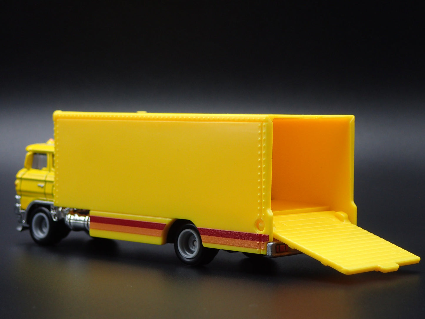 VINTAGE CAB ENCLOSED CAR TRANSPORTER HAULER YELLOW 1:64 SCALE DIECAST MODEL CAR