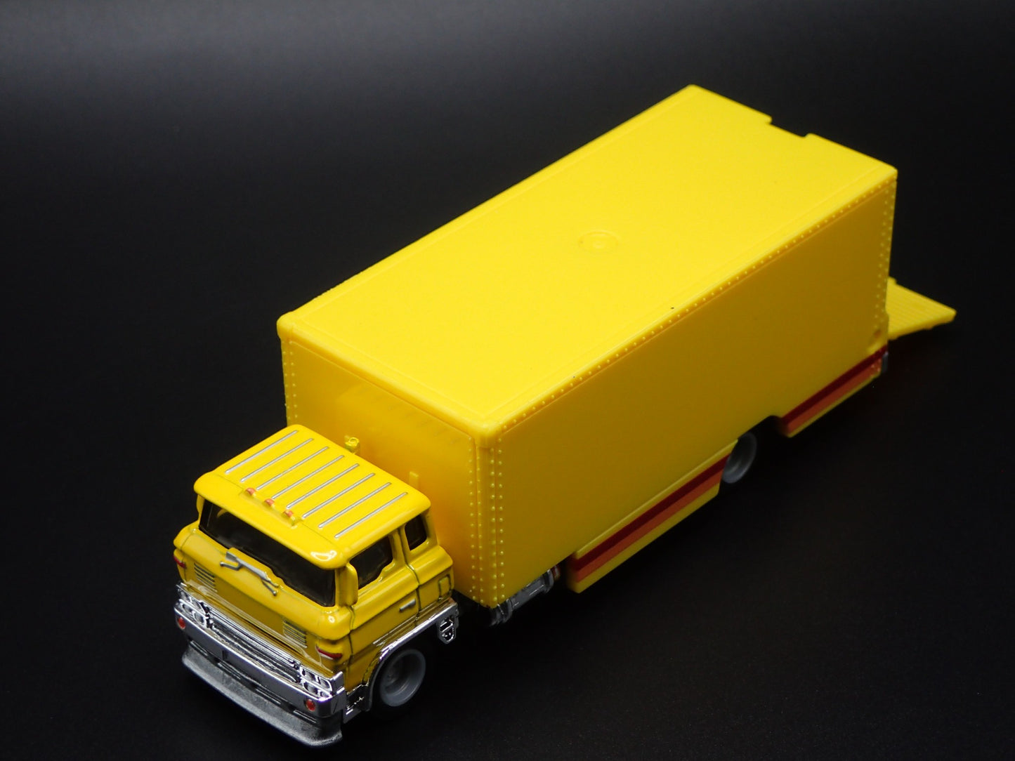 VINTAGE CAB ENCLOSED CAR TRANSPORTER HAULER YELLOW 1:64 SCALE DIECAST MODEL CAR