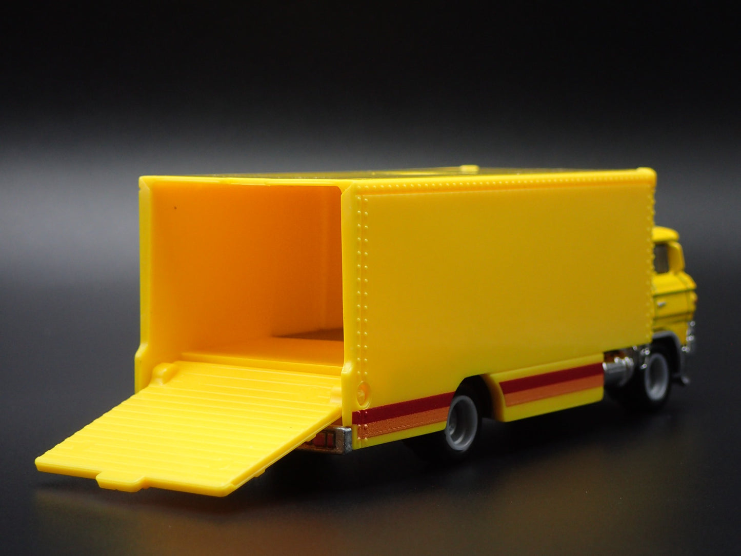 VINTAGE CAB ENCLOSED CAR TRANSPORTER HAULER YELLOW 1:64 SCALE DIECAST MODEL CAR