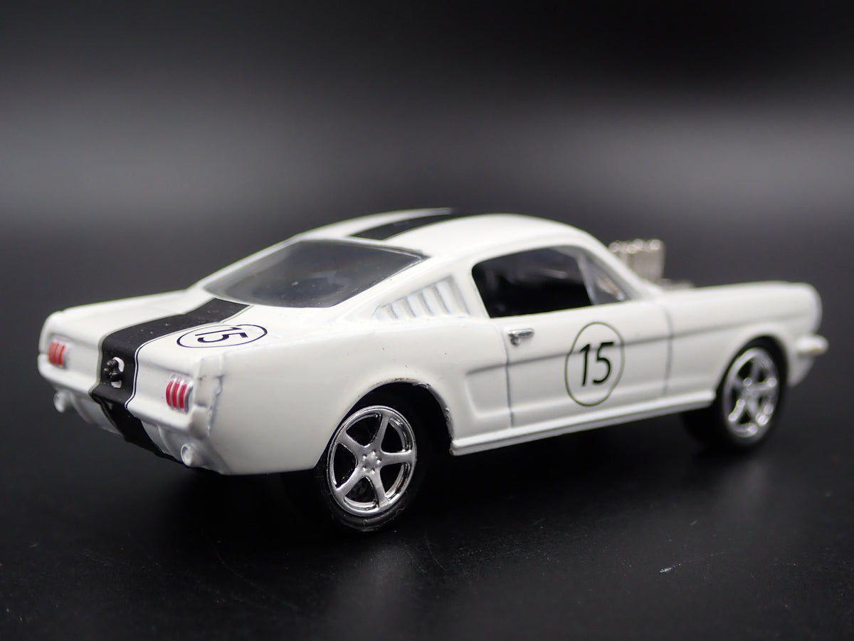 1965 65 FORD MUSTANG FASTBACK 1:64 SCALE COLLECTIBLE DIORAMA DIECAST MODEL CAR-Burning Rubber Toy Company