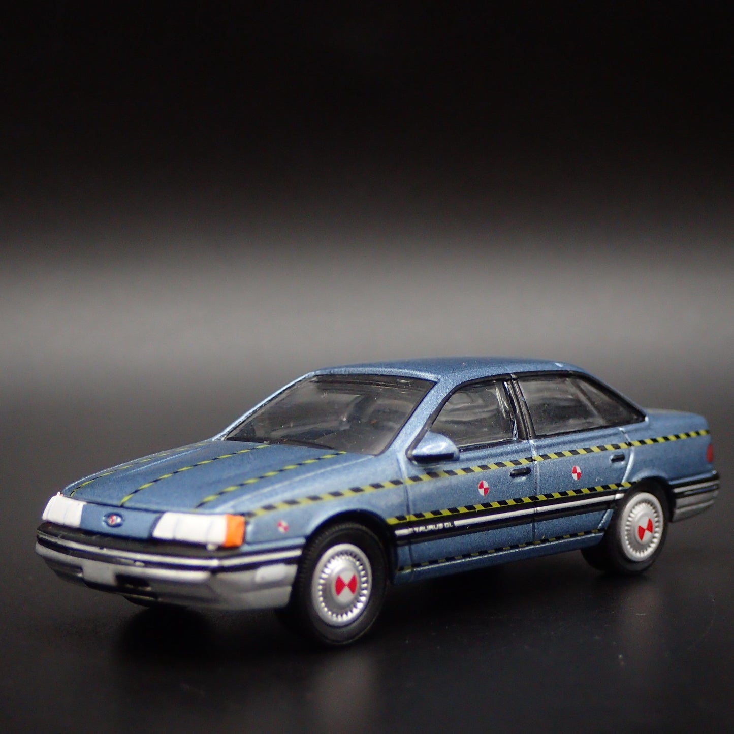 1986-1991 FORD TAURUS CRASH TEST VEHICLE 1:64 SCALE DIORAMA DIECAST MODEL CAR